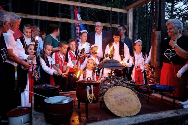 FOTO Dani komina, pure i brozina: Tijarica proslavila dane tradicije unatoč lošem vremenu