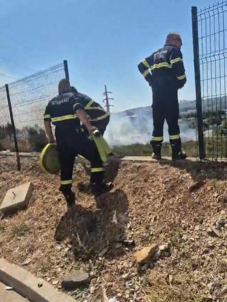 VIDEO Požar u Kaštel Sućurcu: Gori nisko raslinje i suha trava