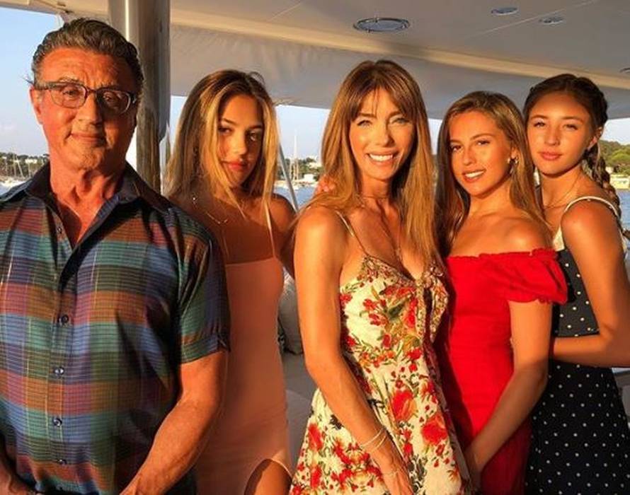 Uživa s 'curama' u Francuskoj: Sylvester Stallone na odmoru