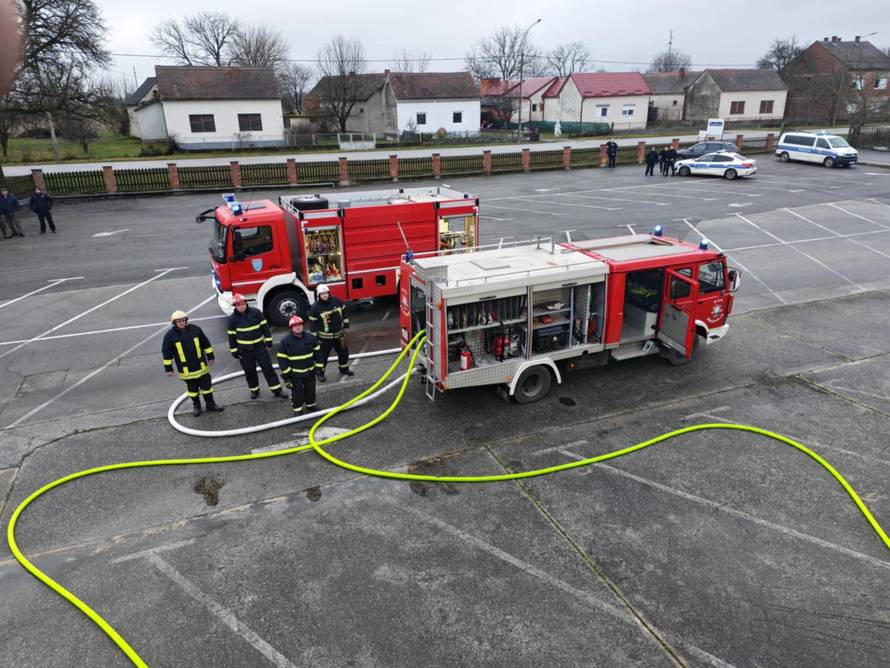 FOTO Gorjelo krovište sale za vjenčanje u Kutjevu, požar gasilo 26 vatrogasaca...