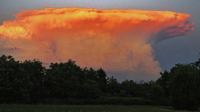 Nevjerojatne fotografije oblaka kod Slavonskog Broda, izgledao kao iz filma Dan Nezavisnosti...