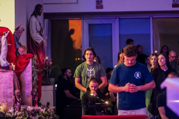 Split: U crkvi Srca Isusova održano je klanjanje za mlade kao odgovor na Noć vještica