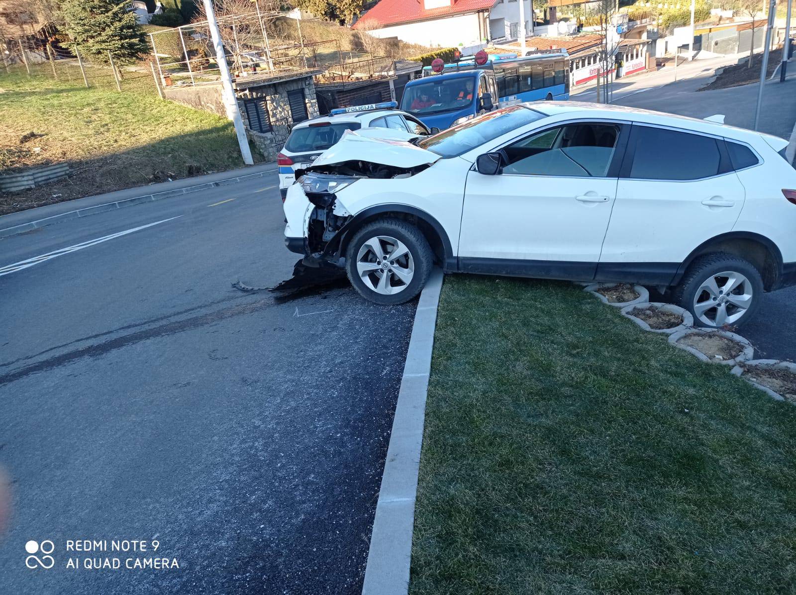 Pijan sletio s ceste i završio na ukrasnim betonskim blokovima