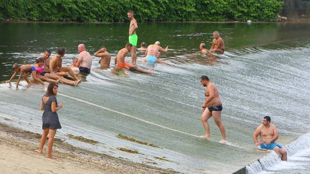 Karlovčani iskoristili sunčan dan za kupanje na slapu rijeke Korane