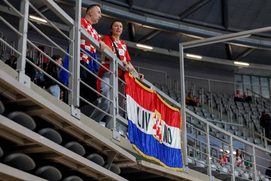 Zadar: Zagrijavanje rukometaša prije početka prijateljske utakmice između Hrvatske i Švicarske