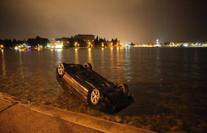 Automobilom sletio u more u Zadru te se prevrnuo na krov