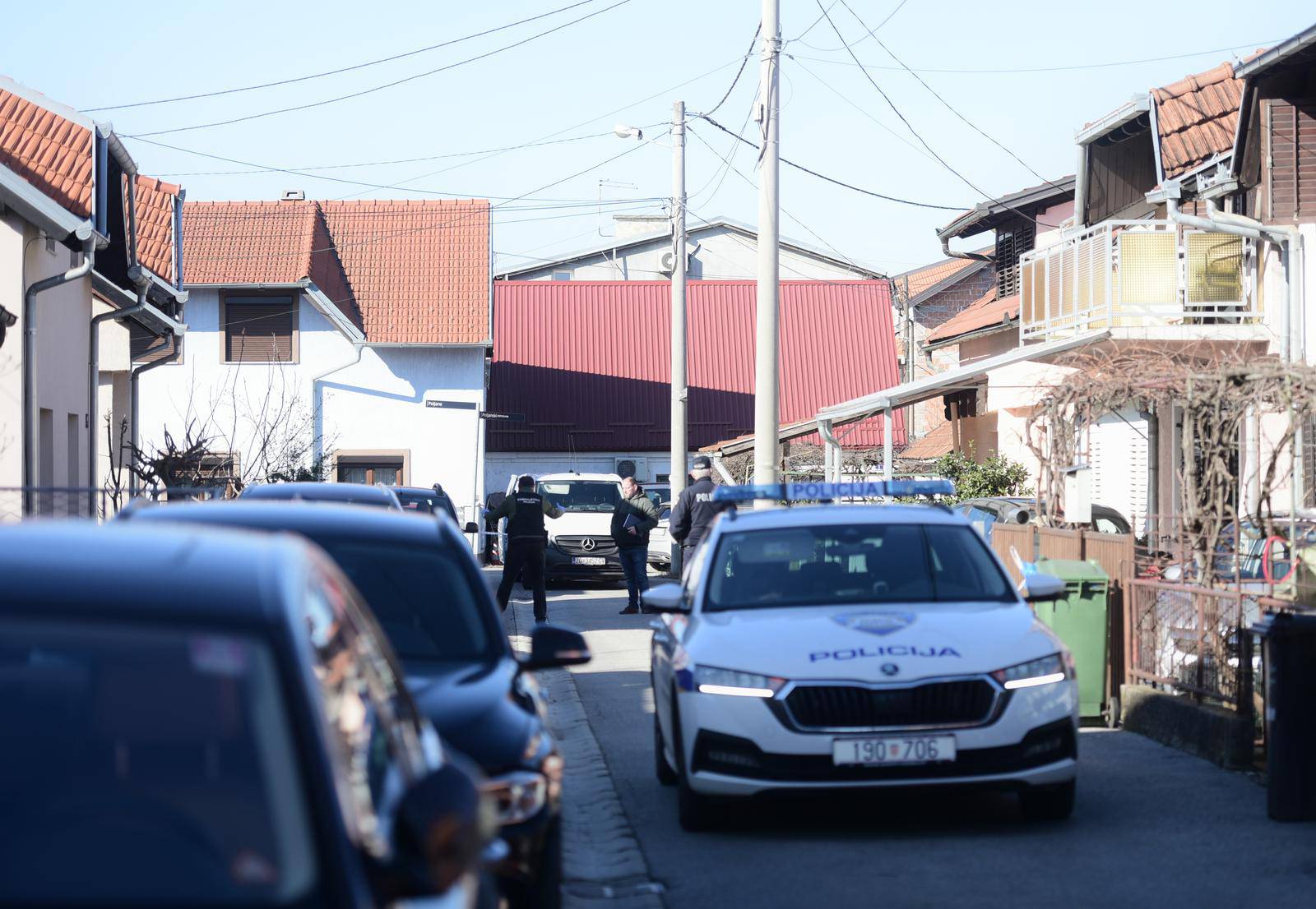 Zagreb: U eksploziji u Dubravi oštećeni su kuća i dva auta, policija provodi očevid