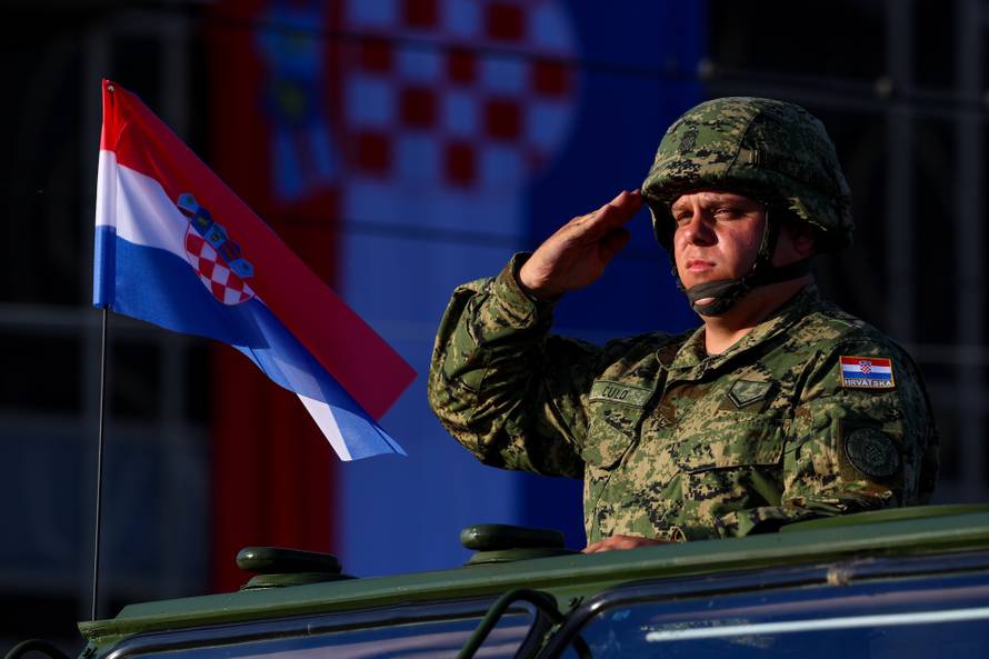 Zagreb: Prolazak motoriziranog i mehaniziranog postroja u povodu 30. obljetnice VRO Oluja