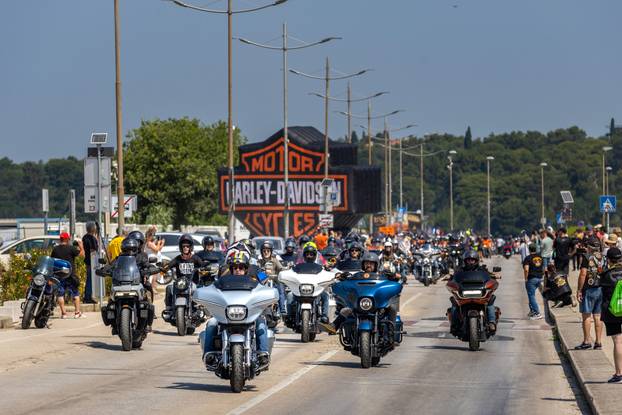 Nekoliko tisuća vlasnika Harley Davidsona prolazi kroz Pulu u defileu