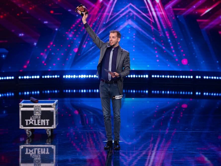 Pred žiri 'Supertalenta' stiže par koji zajedno izvodi akrobacije, iako je ona potpuno slijepa