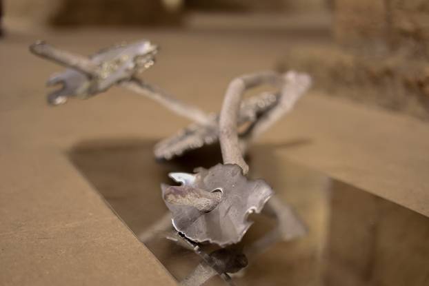 Split: U Dioklecijanovim podrumima otvorena izložba Martine Miholić "Dream waves: undercurrent noise"