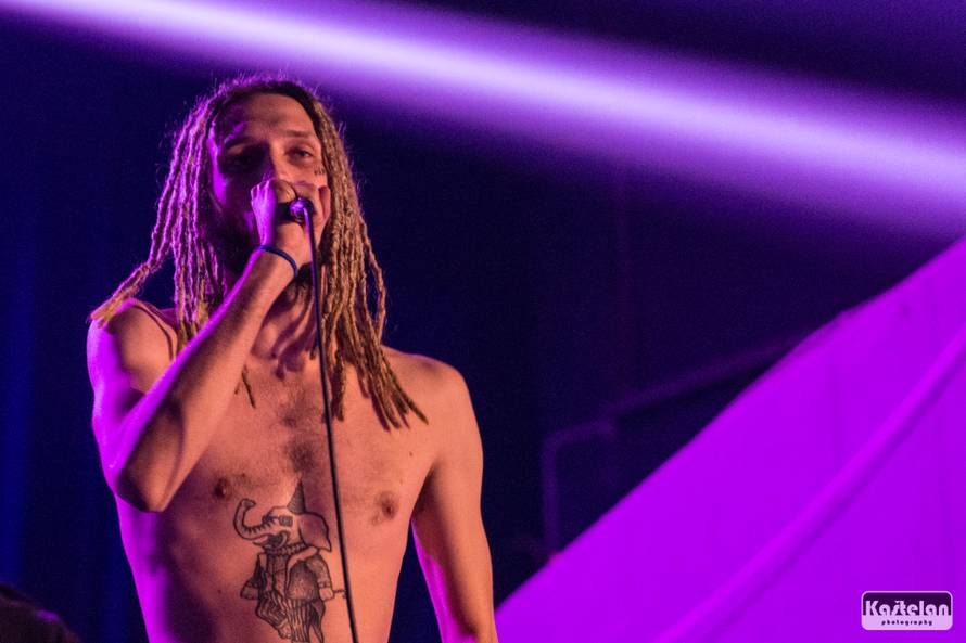 Vitasović je studenticu pozvao na stage pa su skupa zapjevali