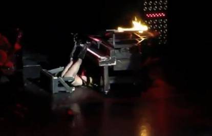 Nestabilne štikle: Lady GaGa pala ispod klavira na koncertu