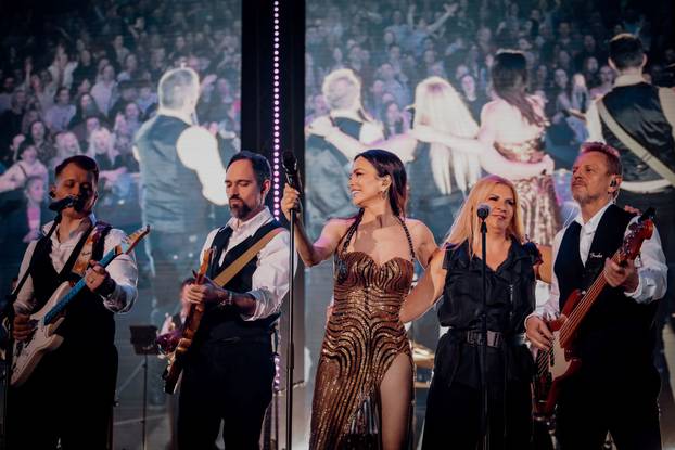 FOTO Severina u izazovnom izdanju oduševila obožavatelje na trosatnom spektaklu u Sisku