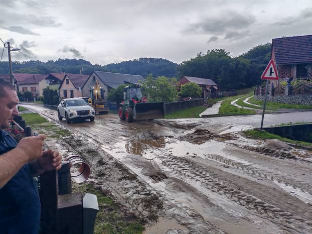 FOTO Ovo su posljedice oluje na sjeveru Hrvatske: Poplavljene ulice,  sve službe izašle na teren