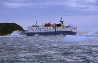 Evakuirali putnike s broda nasukanog na Antarktici