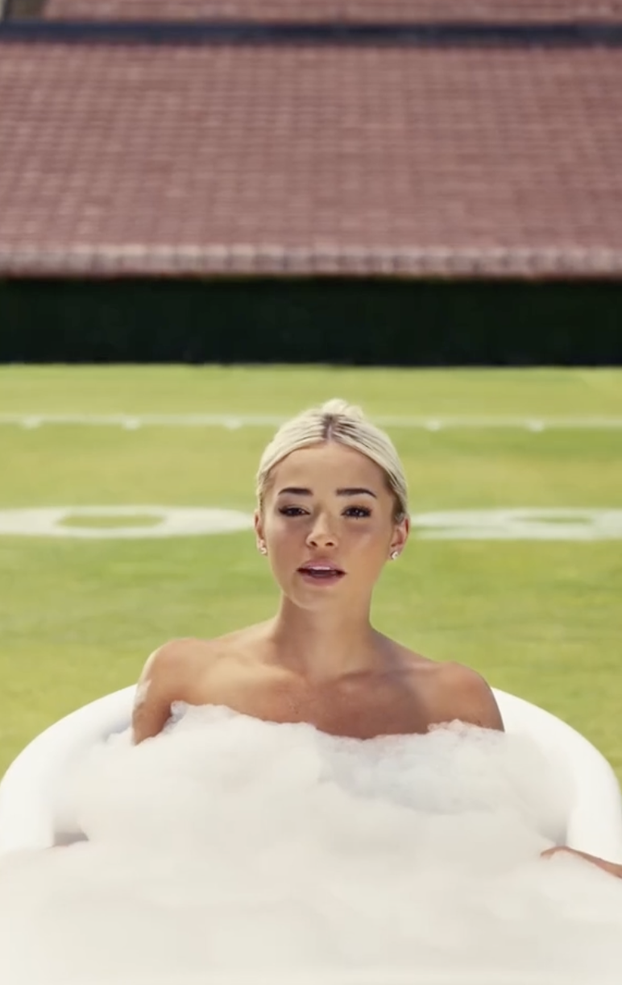 FOTO Američka gimnastičarka gola u kadi na centru igrališta! Što je pričala, manje je bitno...