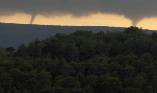 Na Krku munja zapalila &scaron;umu, na Cresu nastale 4 pijavice