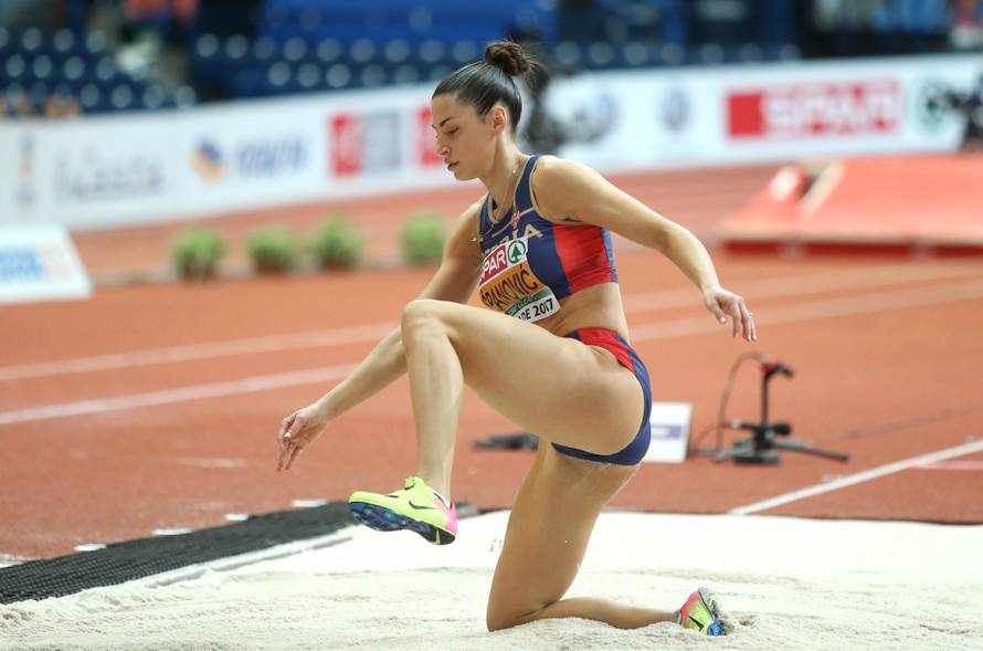 Atraktivna Srpkinja otkrila je dio intimne tetovaže na kuku...