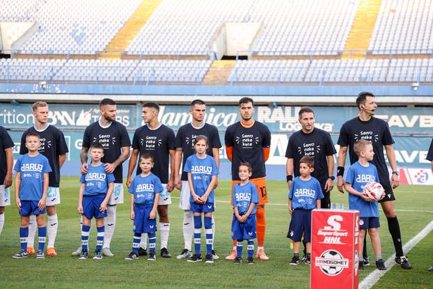 Igrači Dinama i Rijeke s djecom na terenu u sklopu humanitarne akcije "Daruj otkucaj života"