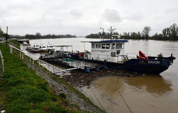 Slavonski Brod: Zbog obilnih kiša naglo raste vodostaj Save