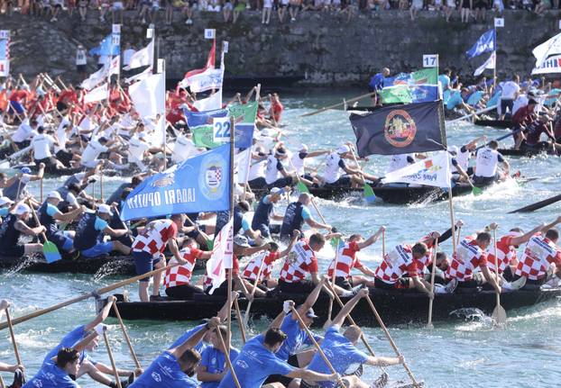 
27. Maraton lađa u Metkoviću