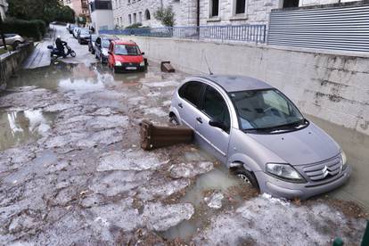 GALERIJA  Tuča, pljusak i pravi potop u Splitu. Paralizirane su ceste, s kišobranima unutar Fine