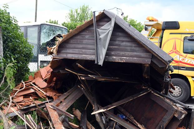Autobus se zabio u nadstre&scaron;nicu autobusne stanice u Gornjem Hru&scaron;evcu 