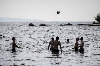 FOTO Nema jeseni za Splićane: Na Firulama i dalje ima kupača