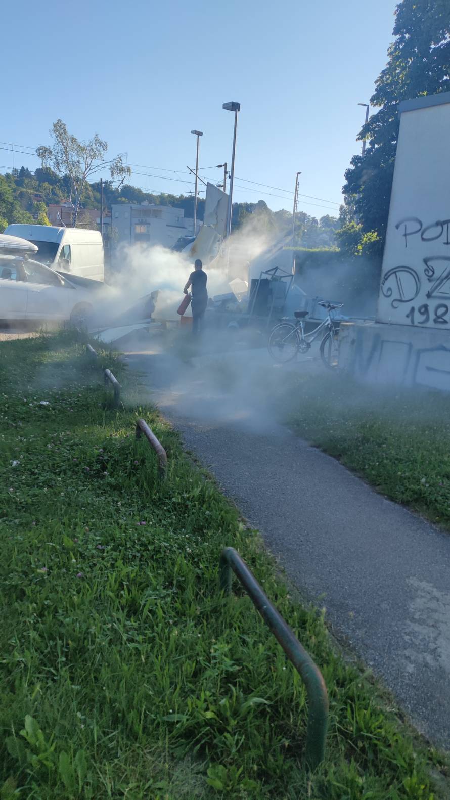 EKSPLOZIJA U PODSUSEDU 'Fast food se razletio po ulici, krov je završio na željezničkoj stanici!'