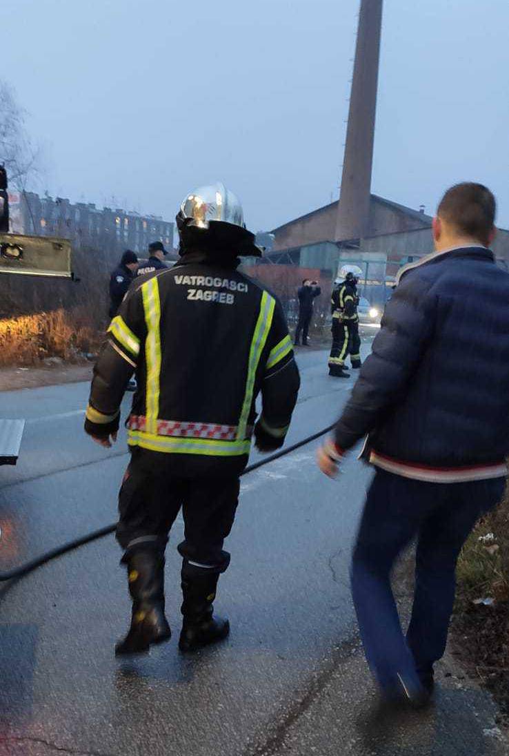 Zapalio se automobil: 'Gorio je iznutra, baš se jako dimilo...'