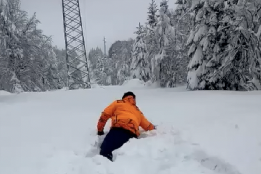Radnici HEP-a se probijali kroz snijeg kako bi sanirali kvarove na dalekovodu