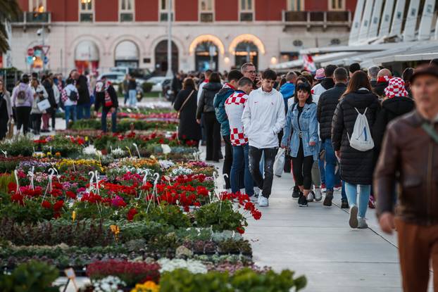 Split: Atmosefra na splitskoj rivi uoči početka utakmice UEFA Lige nacija Hrvatska - Francuska
