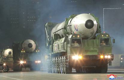 Sjeverna Koreja lansirala je najmanje 3 balistička projektila