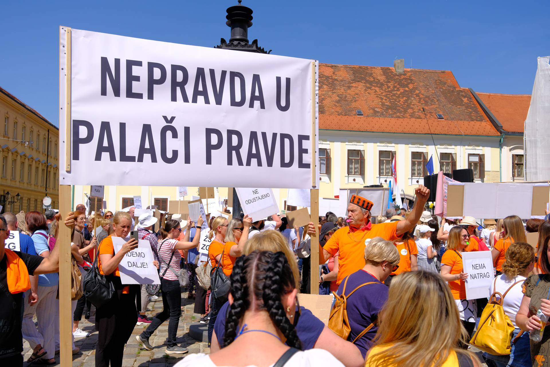 U Zagrebu počeo mirni prosvjed Sindikata državnih i lokalnih službenika i namještenika