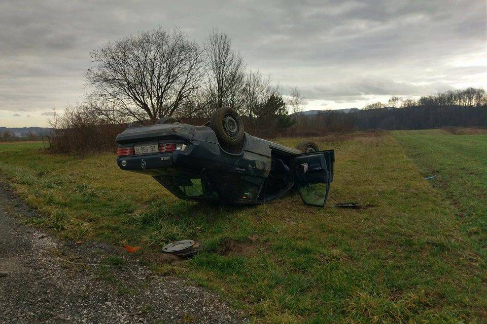 Nesreća u Zagorju: Mercedes sletio s ceste, završio na krovu