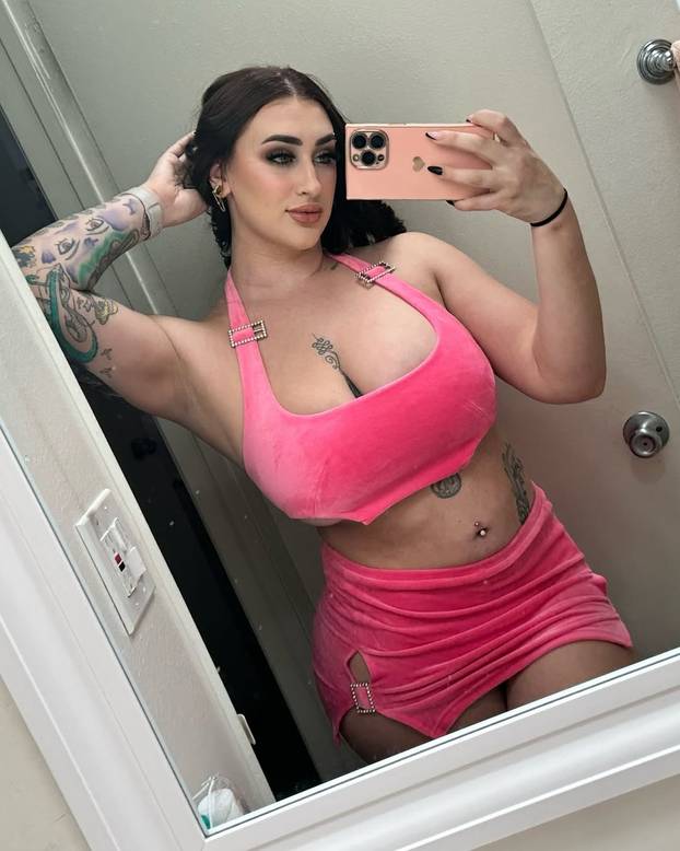 FOTO Seksi Mira oblači se u lika iz Shreka. Mjesečno zaradi više od 36.000 €. Evo o čemu se radi