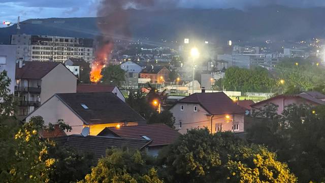 Buknuo požar na zagrebačkoj Peščenici: Dvije kuće u plamenu