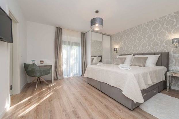 FOTO Privatna plaža i infinity bazen: Moderna vila blizu Zadra prodaje se za 3 milijuna eura