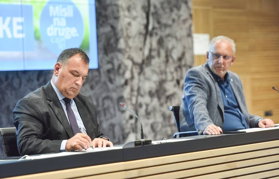 Svi članovi Stožera skinuli maske, Capak o podacima iz Dubrave: ‘To je nedopustivo‘