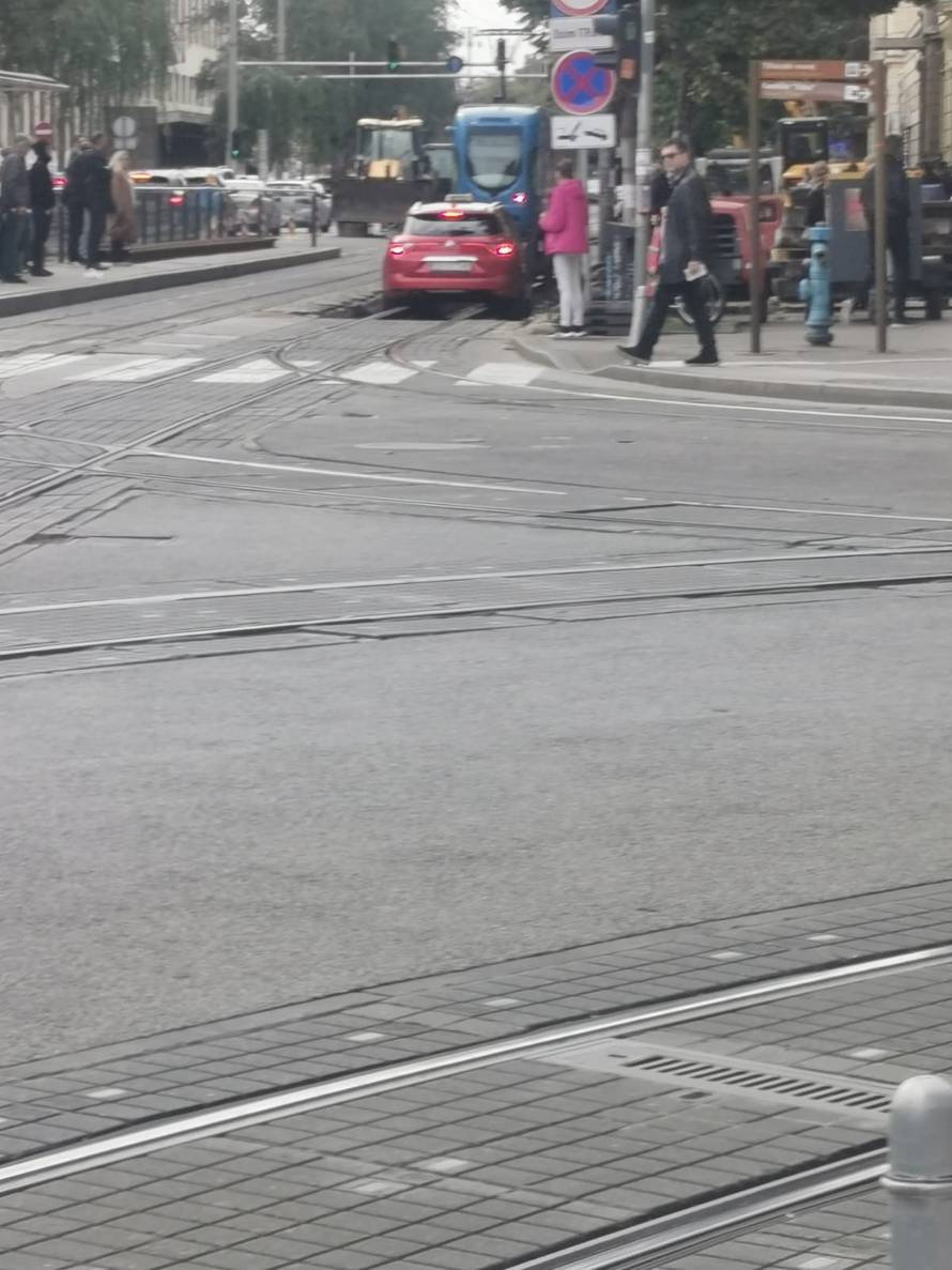 VIDEO Kaos u Zagrebu: Jedan taksi zapeo među šinama na Branimirovoj, a drugi u Dubravi
