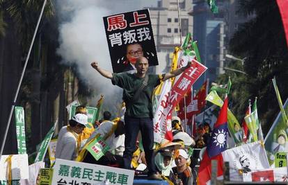 Prosvjednici na Tajvanu ozlijedili čak 60 policajaca 