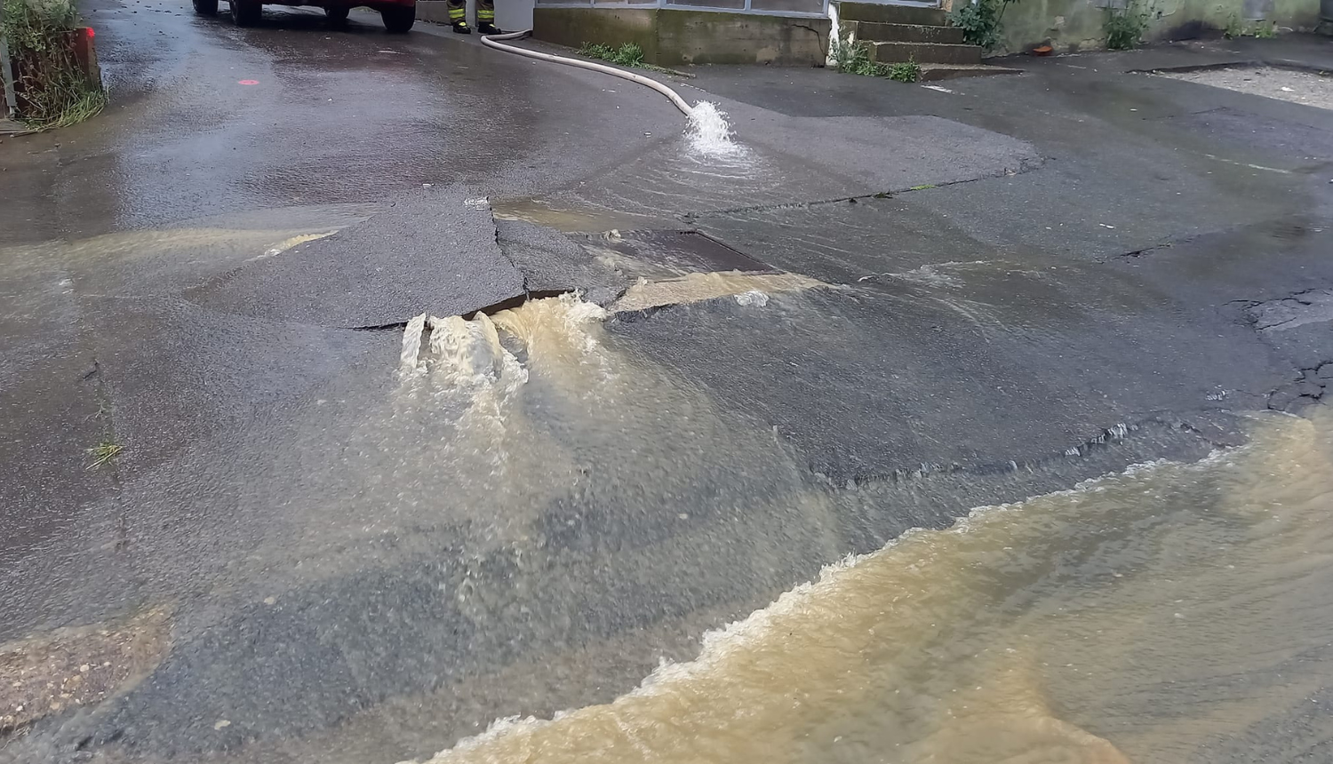 Katastrofa u Kutini i okolici: Vatrogasci zatrpani pozivima,  poplavila škola, sud, kuće...