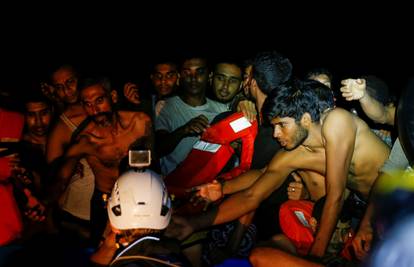 Spasioci iz prekrcanog drvenog broda u Sredozemlju izvukli 394 migranta: U brod je ulazila voda