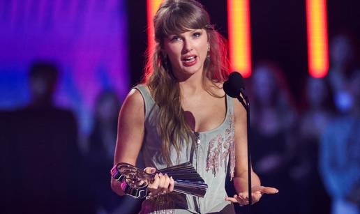 Emotivna Taylor Swift pokupila glazbene nagrade i zahvalila se zaru&ccaron;niku: 'To je zbog njega!'