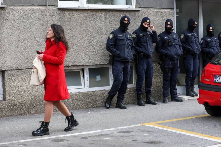 Prosvjednici  su stigli pred stan Tomislava Tomaševića i najavili  da će pjevati Thompsonove pjesme 