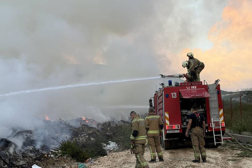 Gusti dim širi se iznad Splita: Planulo odlagalište otpada...