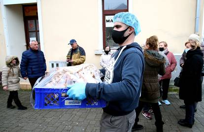 Na Baniji opet kuhali volonteri, podijelili su obroke ljudima