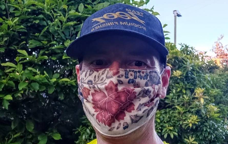 Liječnik trči s maskom