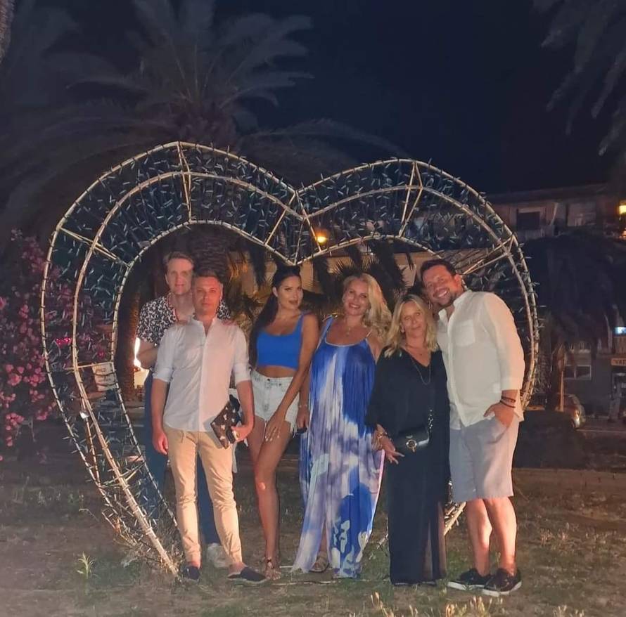 Iva Todorić i Ana Bučević nakon luksuznog krstarenja: Uz dobro društvo odmaraju se na Visu